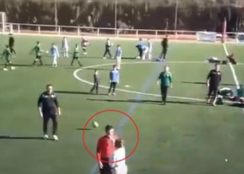 Μητέρα μπήκε στο γήπεδο και χαστούκισε διαιτητή σε αγώνα μικρών παιδιών!(Βίντεο)