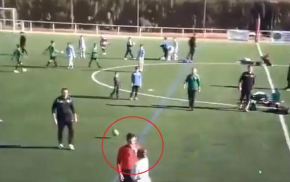 Μητέρα μπήκε στο γήπεδο και χαστούκισε διαιτητή σε αγώνα μικρών παιδιών!(Βίντεο)