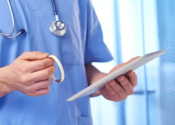 Τι είναι το έξυπνο «ηλεκτρονικό βραχιολάκι» που αναμένεται να εφαρμοστεί στα Επείγοντα τον επόμενο χρόνο