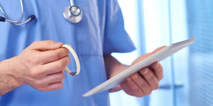 Τι είναι το έξυπνο «ηλεκτρονικό βραχιολάκι» που αναμένεται να εφαρμοστεί στα Επείγοντα τον επόμενο χρόνο