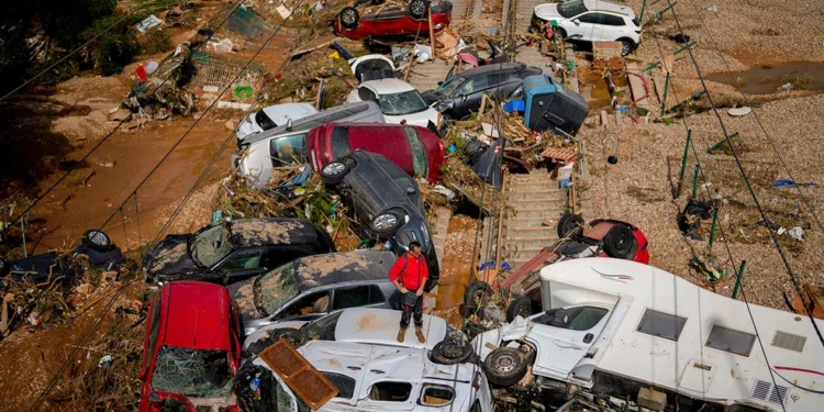 Απελπισία και λεηλασίες στην Ισπανία με τους 158 νεκρούς από τις πλημμύρες – Ψάχνουν για αγνοούμενους στη λάσπη