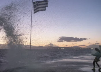 Καιρός: Θυελλώδεις άνεμοι 8 μποφόρ στο Αιγαίο και θερμοκρασίες έως 24 βαθμούς