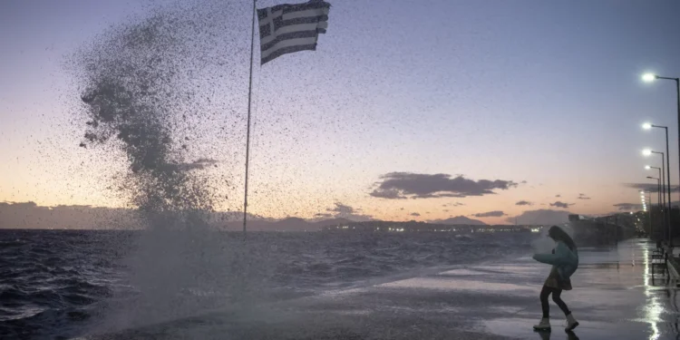 Καιρός: Θυελλώδεις άνεμοι 8 μποφόρ στο Αιγαίο και θερμοκρασίες έως 24 βαθμούς