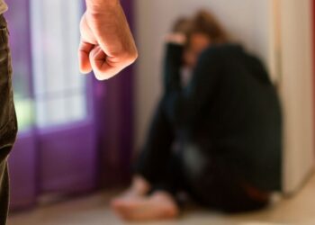 Καθηγήτρια καταγγέλλει τον αστυνομικό σύζυγο της για κακοποίηση και παράνομη σχέση με τρανς