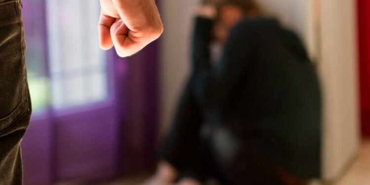 Καθηγήτρια καταγγέλλει τον αστυνομικό σύζυγο της για κακοποίηση και παράνομη σχέση με τρανς