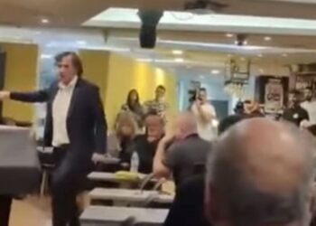 Ο Πέτρος Τατσόπουλος πέταξε εικόνα της Παναγίας στον Ανδρέα Καραγιάννη (Βίντεο)