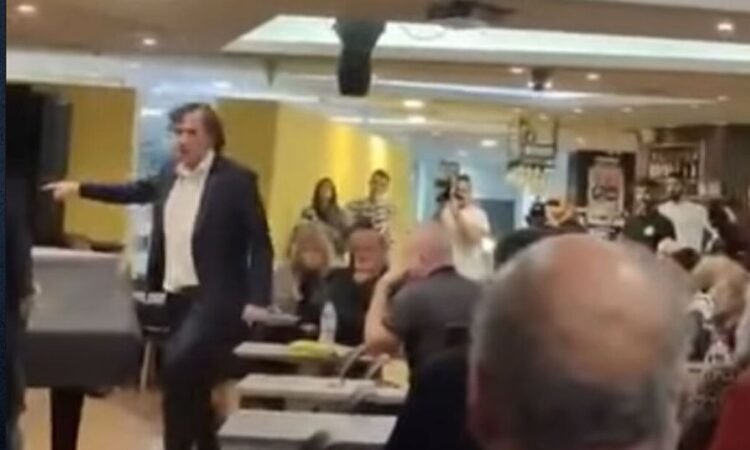 Ο Πέτρος Τατσόπουλος πέταξε εικόνα της Παναγίας στον Ανδρέα Καραγιάννη (Βίντεο)