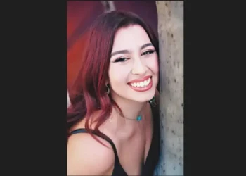 Τραγωδία στα Τέμπη – Ξέσπασε η μητέρα της Κέλλυς: «Ατυχείς συμπτώσεις» λέει το ΑΠΘ για τη μη απονομή τιμητικού διπλώματος