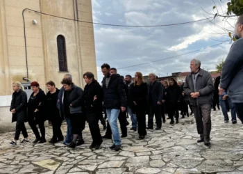 Θρήνος στην κηδεία της Δώρας που δολοφονήθηκε στο Αγρίνιο – Οργή για τον 30χρονο, οδηγείται στον εισαγγελέα