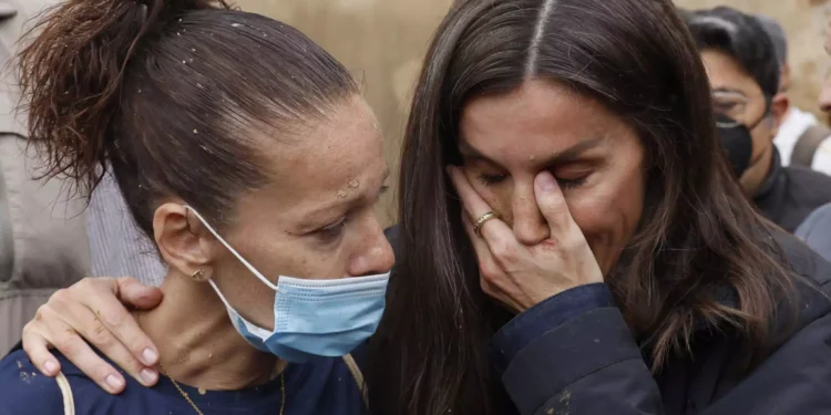 Βαλένθια: Είχαν προειδοποιήσει τον βασιλιά Φελίπε για επεισόδια – Έκλαιγε απαρηγόρητη η Λετίθια