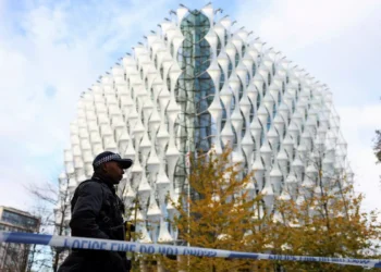 Λονδίνο: Συναγερμός για ύποπτο πακέτο κοντά στην πρεσβεία των ΗΠΑ – Έγινε ελεγχόμενη έκρηξη