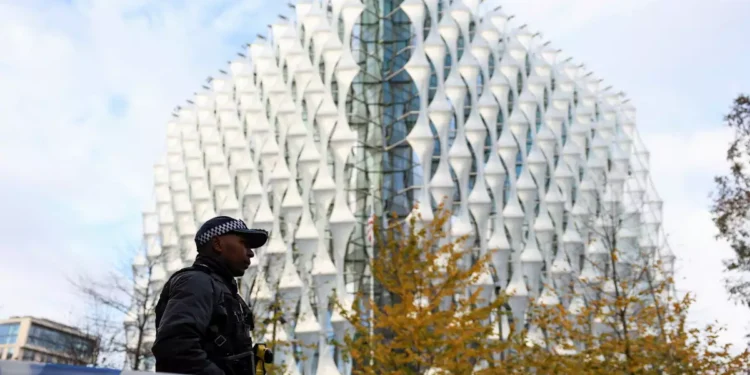 Λονδίνο: Συναγερμός για ύποπτο πακέτο κοντά στην πρεσβεία των ΗΠΑ – Έγινε ελεγχόμενη έκρηξη