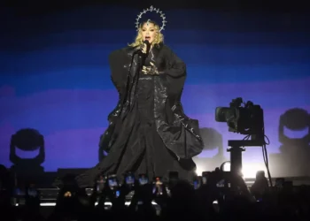 Έξαλλη η Μαντόνα με το αποτέλεσμα των αμερικανικών εκλογών: Έφαγε τούρτα με μήνυμα «Γ@@@ τον Τραμπ»