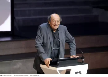 Μανούσος Μανουσάκης: Το συγκινητικό «αντίο» των καλλιτεχνών και οι επιτυχίες στην τηλεόραση για τον απαγορευμένο έρωτα