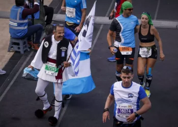 41ος Αυθεντικός Μαραθώνιος: Ομογενής ήρθε στην Ελλάδα για να τρέξει και του έκλεψαν τη φουστανέλα