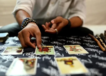 Τα μέντιουμ μετακόμισαν στο Tiktok. Kαι αδειάζουν πορτοφόλια