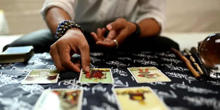 Τα μέντιουμ μετακόμισαν στο Tiktok. Kαι αδειάζουν πορτοφόλια