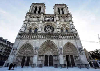 Η Παναγία των Παρισίων ανοίγει ξανά 5,5 χρόνια μετά τη καταστροφική φωτιά: Στον επιβλητικό ναό ο Εμανουέλ Μακρόν