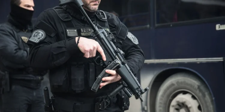 Σύλληψη Τούρκου μετά από καταδίωξη στο κέντρο της Αθήνας – Η ΟΠΚΕ βρήκε δύο όπλα