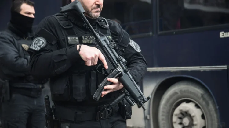 Σύλληψη Τούρκου μετά από καταδίωξη στο κέντρο της Αθήνας – Η ΟΠΚΕ βρήκε δύο όπλα