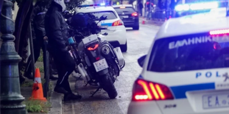 Συνελήφθη αστυνομικός που υπηρετεί στην φρουρά της Βουλής: Κατηγορείται ότι βίαζε τα παιδιά του