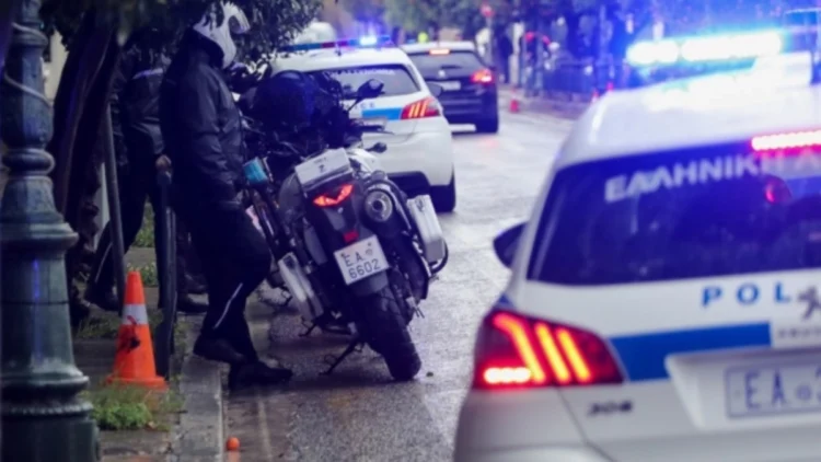 Συνελήφθη αστυνομικός που υπηρετεί στην φρουρά της Βουλής: Κατηγορείται ότι βίαζε τα παιδιά του
