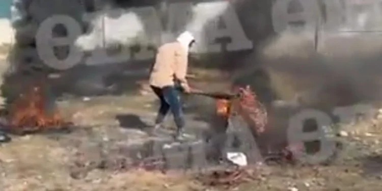 Οδοιπορικό σε καταυλισμό Ρομά στον Ασπρόπυργo – Καίνε καλώδια για να βγάλουν χαλκό, δείτε βίντεο