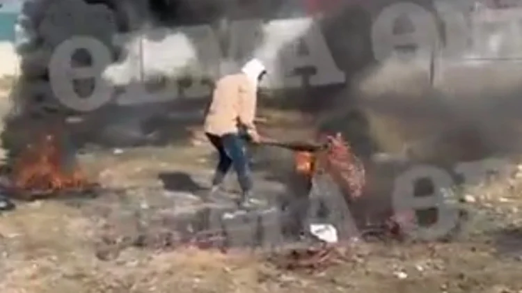 Οδοιπορικό σε καταυλισμό Ρομά στον Ασπρόπυργo – Καίνε καλώδια για να βγάλουν χαλκό, δείτε βίντεο