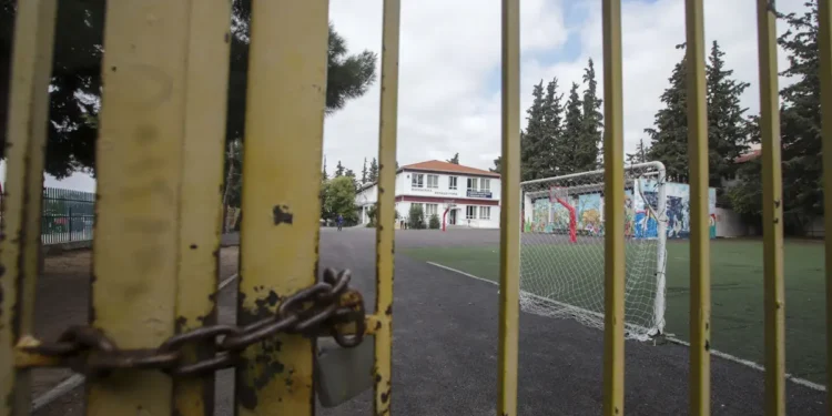 Κόνιτσα: Χτύπησαν 12χρονη έξω από το σχολείο της και τη βιντεοσκόπησαν – 4 συλλήψεις ανηλίκων