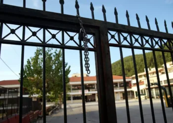 Αγρίνιο: Mαθητής χτύπησε συμμαθήτριά του με τη λαβή σουγιά στο κεφάλι μέσα σε σχολείο