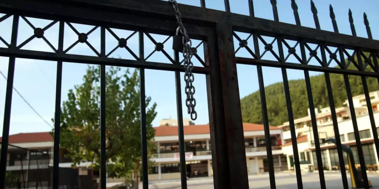 Αγρίνιο: Mαθητής χτύπησε συμμαθήτριά του με τη λαβή σουγιά στο κεφάλι μέσα σε σχολείο