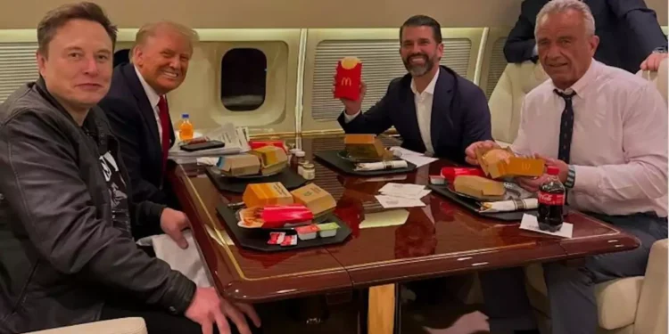 Τραμπ, Μασκ και Κένεντι τρώνε χάμπουργκερ ενώ υπόσχονται να δώσουν ξανά στην Αμερική την υγεία της