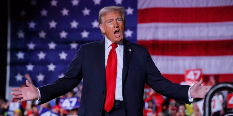 Ο Τραμπ αυξάνει του δασμούς σε προϊόντα από Κίνα, Καναδά και Μεξικό