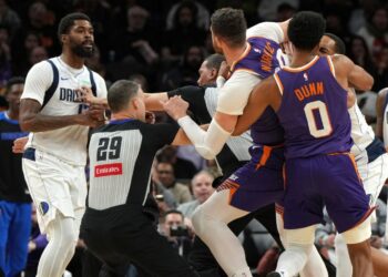 NBA: Χάος στο Σανς – Μάβερικς, έπεσαν μπουνιές μεταξύ παικτών (Βίντεο)