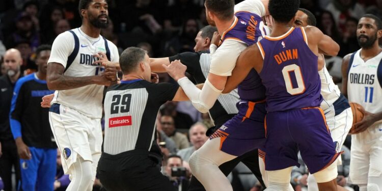 NBA: Χάος στο Σανς – Μάβερικς, έπεσαν μπουνιές μεταξύ παικτών (Βίντεο)