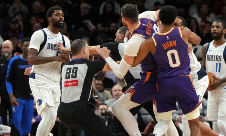 NBA: Χάος στο Σανς – Μάβερικς, έπεσαν μπουνιές μεταξύ παικτών (Βίντεο)