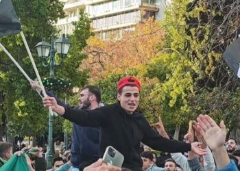 Πανηγυρισμοί από Σύρους στο Σύνταγμα για την πτώση του Άσαντ