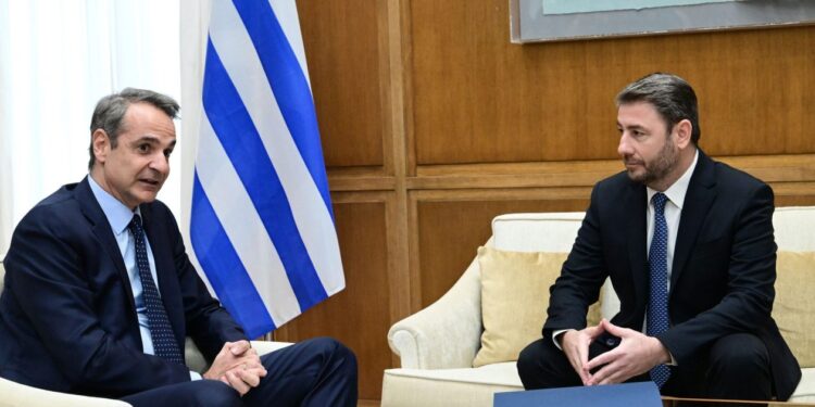 Ξεκίνησε η συνάντηση Μητσοτάκη – Ανδρουλάκη στη Βουλή