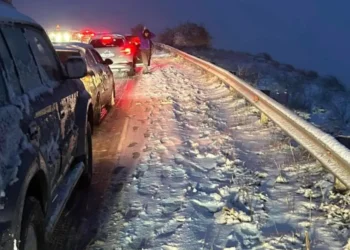 Ηλεκτρικά αυτοκίνητα που ακινητοποιήθηκαν προκάλεσαν το χάος στην Αράχωβα – Τι λέει η ΕΛΑΣ