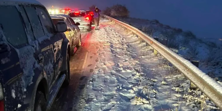 Ηλεκτρικά αυτοκίνητα που ακινητοποιήθηκαν προκάλεσαν το χάος στην Αράχωβα – Τι λέει η ΕΛΑΣ