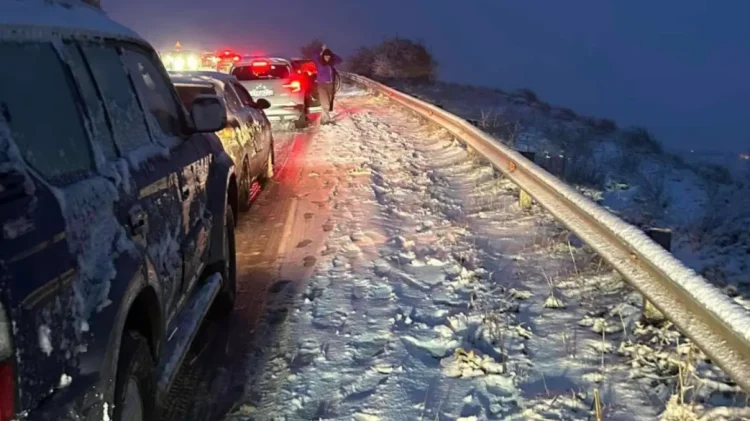 Ηλεκτρικά αυτοκίνητα που ακινητοποιήθηκαν προκάλεσαν το χάος στην Αράχωβα – Τι λέει η ΕΛΑΣ