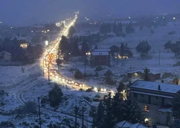 Ουρές χιλιομέτρων έξω από την Αράχωβα – Αυτοκίνητα χωρίς αλυσίδες κόλλησαν στο χιόνι