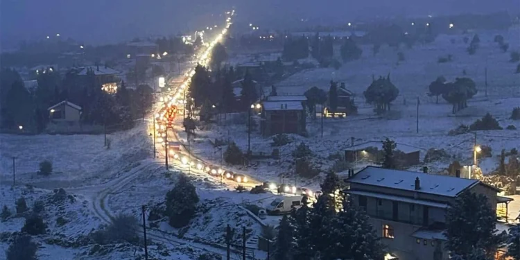 Ουρές χιλιομέτρων έξω από την Αράχωβα – Αυτοκίνητα χωρίς αλυσίδες κόλλησαν στο χιόνι