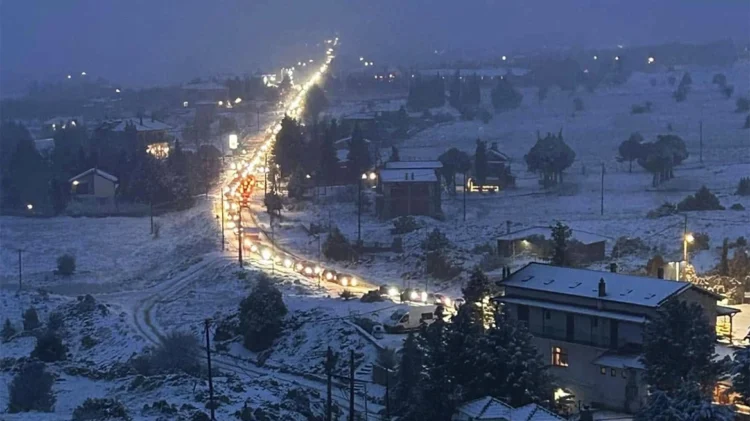 Ουρές χιλιομέτρων έξω από την Αράχωβα – Αυτοκίνητα χωρίς αλυσίδες κόλλησαν στο χιόνι