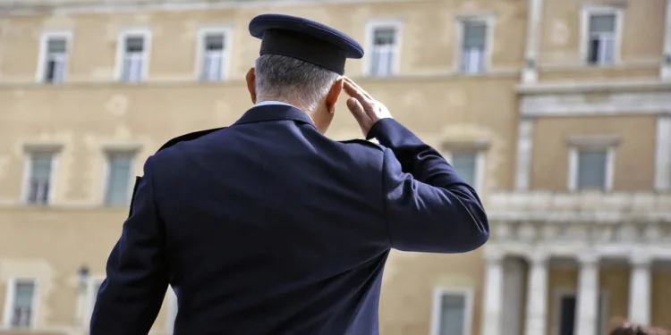 Ο δικηγόρος του αστυνομικού της Βουλής στο iefimerida: Αρνείται όλες τις κατηγορίες – Είναι πολύ ήσυχος άνθρωπος