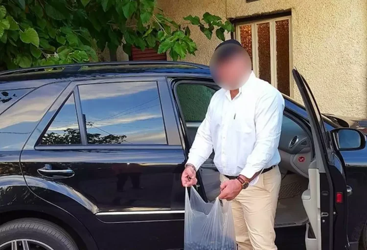 Απομάκρυναν τον γιο του αστυνομικού της Βουλής από τα αδέρφια του – Χτύπησε τη μητέρα του όταν έκανε την καταγγελία