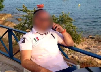 «Είχε έρθει με ανοιγμένο κεφάλι» λένε φίλοι της συζύγου του αστυνομικού της Βουλής που βίαζε τα παιδιά του