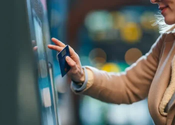 Τράπεζες: Τι κερδίζουν οι πολίτες από τις αλλαγές στις χρεώσεις