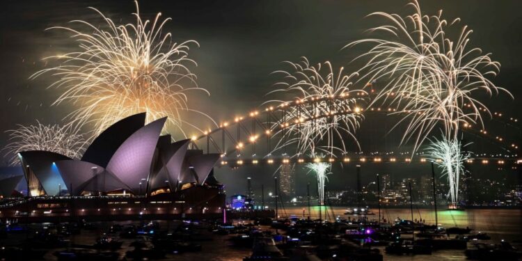 Ο κόσμος υποδέχεται το 2025 ! Φαντασμαγορικές εικόνες από την είσοδο του νέου έτους στον πλανήτη