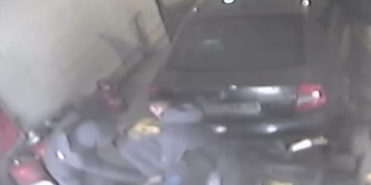 Θεσσαλονίκη: Ξυλοδαρμός υπαλλήλου βενζινάδικου, “Βράχηκε και έτυχε να του δώσω μια μπλούζα του Άρη, είναι Αφγανός και δεν ξέρει από ομάδες” (video)